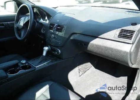 2009 Mercedes-Benz C350 z USA, uszkodzony, nr VIN WDDGF56X39R044698